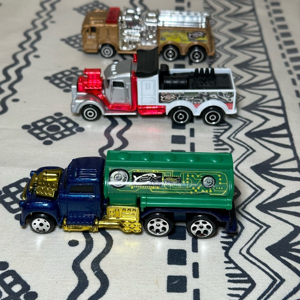 1999 - Hot Wheel Y2K 4.5” trucks 3 of‎ set - uses- good condition